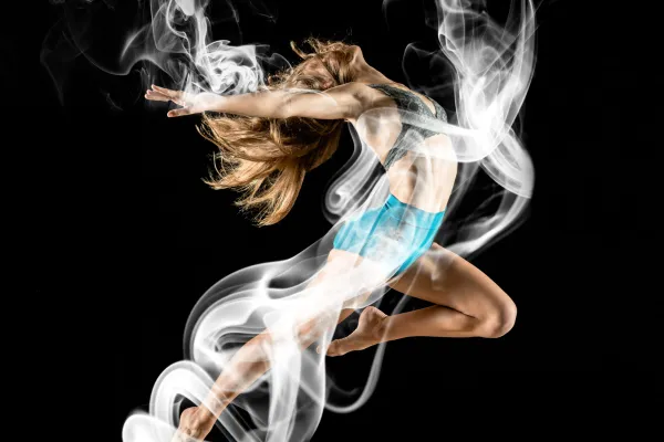 Frau beim Sport, überlagert mit Rauch-Motiv